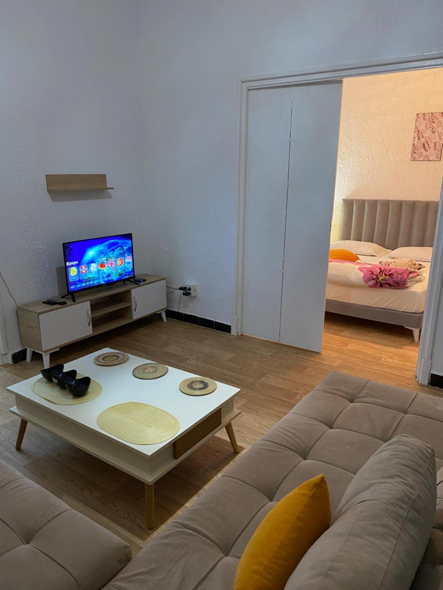 - Bourguiba 2e Etage * Tunisi
